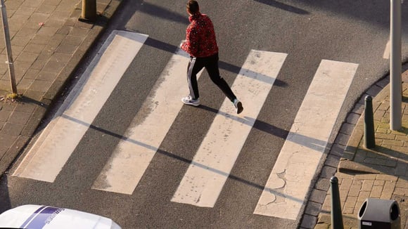 En France, la traversée des piétons est encadrée, mais les sanctions sont limitées
