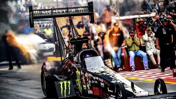 Dragsters en compétition lors d’une course d’accélération