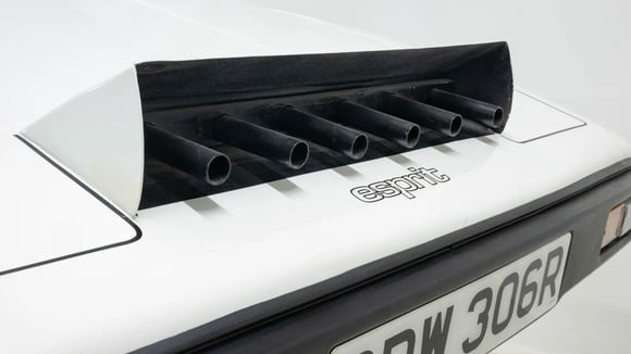 Roger Moore (James Bond) au commande du submersible dans la mer des Bahamas