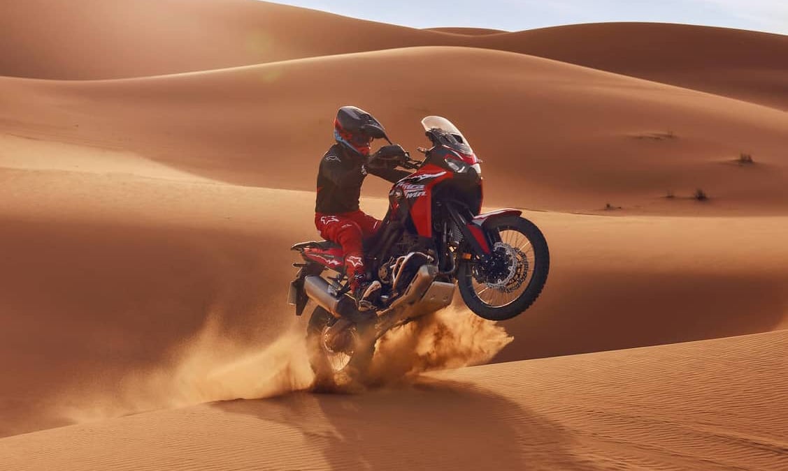 Et si le sable du désert devenait la matière première des routes de demain ? Honda mise sur un asphalte moins cher et plus durable