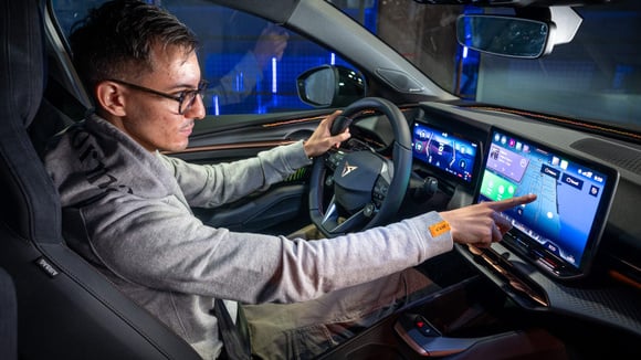 L’écran central de la Cupra Raval et son système multimédia basé sur Android.