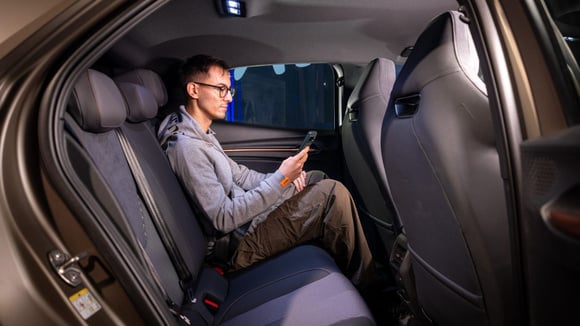 Les places arrière de la Cupra Raval peuvent accueillir deux adultes.