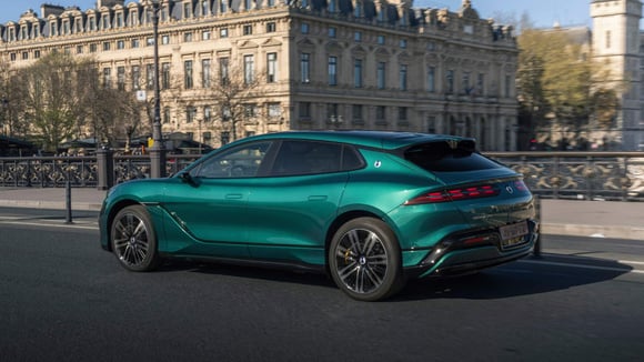 Denza arrive en France avec la Z9 GT et une promesse de recharge en 5 minutes