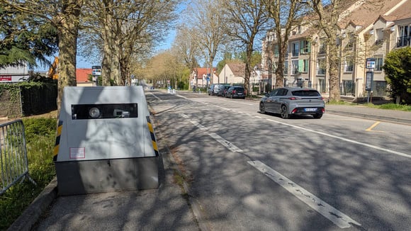 Radar autonome sans panneau de signalisation en amont