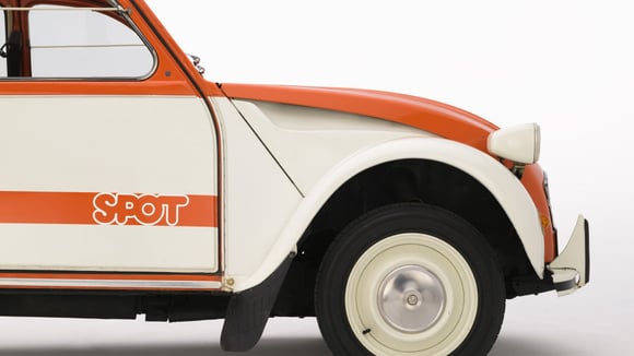 Découpe bicolore et logo sur les portes avant de la Citroën 2CV Spot