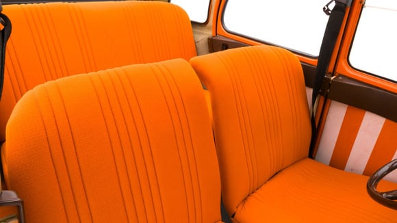 Habitacle de la Citroën 2CV Spot avec teintes orange et blanc