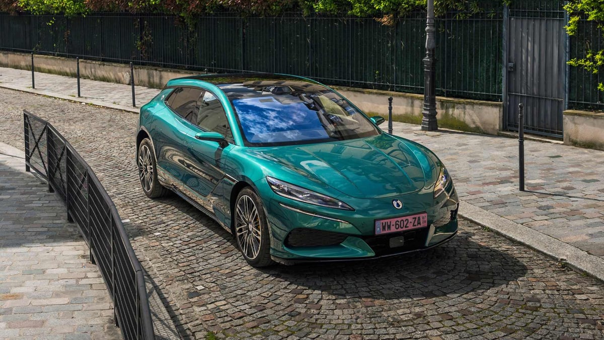 BYD, Denza, Xiaomi : la nouvelle offensive chinoise en Europe passe par le recrutement chez Porsche, Tesla et Volkswagen