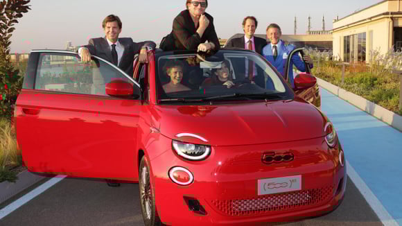 Ginevra, John et Lapo Elkann lors du lancement de la Fiat 500 (Red) en 2021