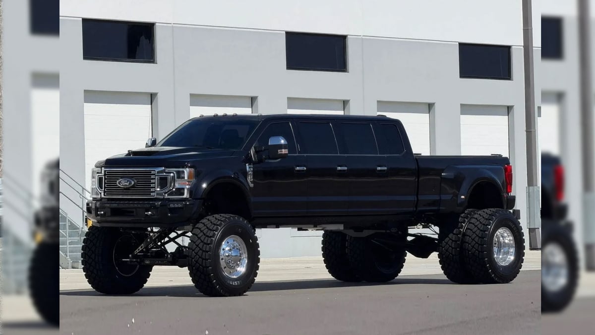 700 litres de diesel : le plein (très) salé d’un Ford F-450 pick-up limousine à 11 places