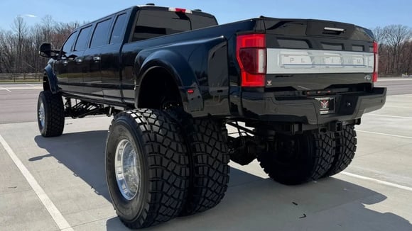 Ford F-450 étiré équipé de pneus de 46 pouces