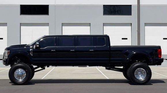 Vue de profil d’un Ford F-450 allongé, montrant un gabarit spectaculaire