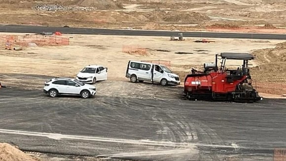 Le Renault Trafic des ouvriers sur le chantier du futur circuit de F1 de Madrid