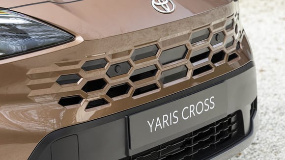 La calandre du Toyota Yaris Cross 2026