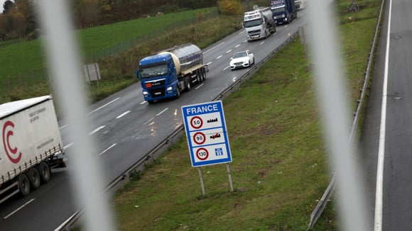 En France, l'autoroute est limitée à 130 km/h, tandis que l'Allemagne débat encore des portions sans limite