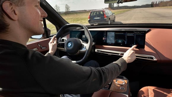 Sollicitations numériques en voiture : navigation, messages et musique à la demande