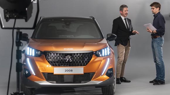 Gilles Vidal lors d’un shooting avec un Peugeot 2008