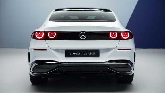 Vue arrière de la Mercedes Classe C électrique avec une malle de coffre courte