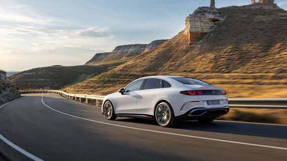 Mercedes Classe C électrique avec suspension pneumatique et roues arrière directrices