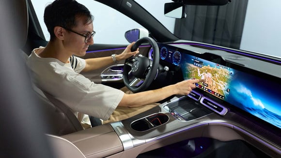 Habitacle de la Mercedes Classe C électrique avec l’option Hyperscreen