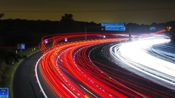 Autoroute pilotée par IA en Espagne, la vitesse s’adapte en temps réel au trafic et à la météo.