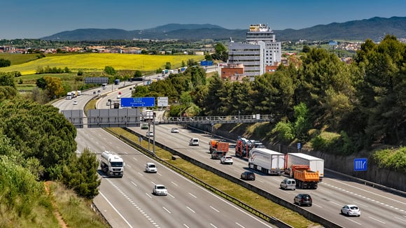 Des algorithmes alimentés par des capteurs et des caméras analysent en continu la circulation et ajustent la vitesse.