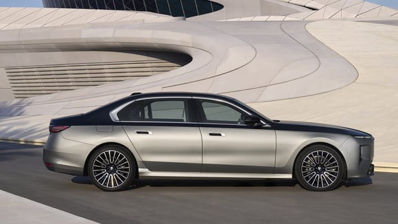 BMW Série 7 restylée avec peinture bi-ton