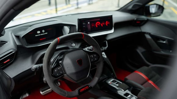 À bord de la Peugeot e-208 GTI