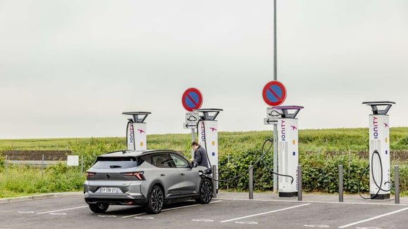 Des automobilistes français se tournent vers l’électrique en période de tension sur les prix des carburants