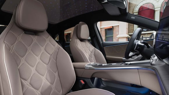 Mercedes et les constructeurs allemands misent sur leur image, mais la concurrence chinoise accélère.