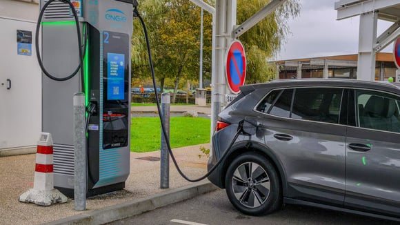 Comparaison du coût de recharge à domicile et sur bornes publiques pour une voiture électrique