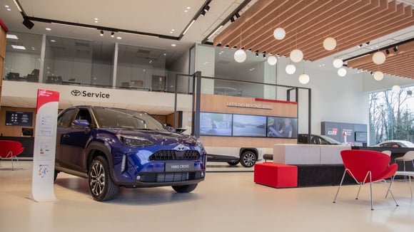 Une concession Toyota avec une Yaris Cross