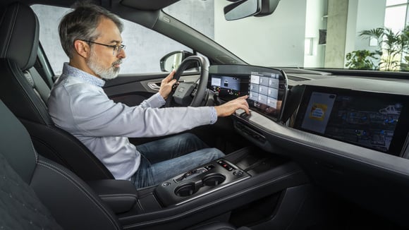 Nouvelle planche de bord et écran courbé “scène numérique” sur l’Audi Q4 e-tron restylé