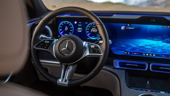Sur le Mercedes GLC, des boutons et molettes coexistent déjà avec les grands écrans