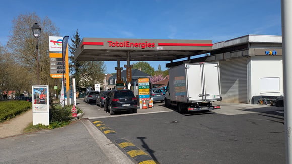 Après des bénéfices record, TotalEnergies prolonge son plafonnement des carburants en France et lance une opération spéciale pour les ponts de mai.