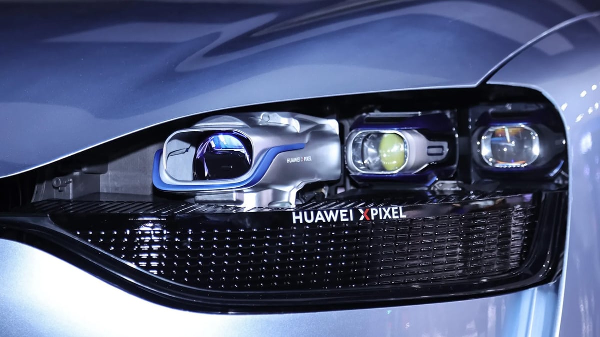 Des phares qui projettent un film : quand Huawei transforme la voiture en mini drive-in
