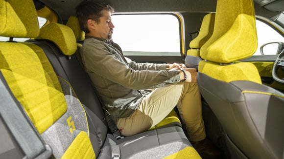 Les places arrière de la Renault 5 sont moins logeables que celles de la Twingo 4