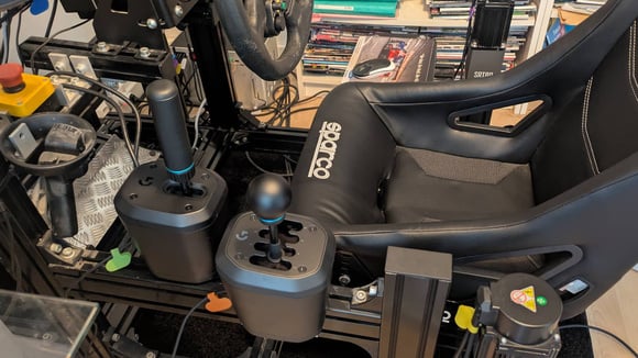 Design du Logitech G RS H-Shifter, sobre et orienté métal