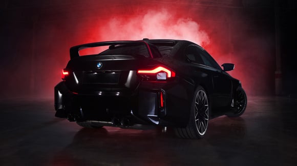Vue arrière de la BMW M2 RR Edition avec deux bequets et un grand aileron