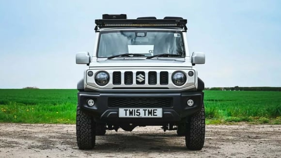 Calandre et coques de rétroviseurs peintes ton carrosserie sur le Suzuki Jimny préparé par Twisted