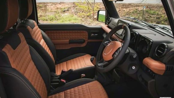 Habitacle du Suzuki Jimny revu par Twisted avec cuir et Alcantara