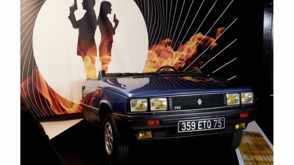 Pour la poursuite de James Bond, trois Renault 11 ont été utilisées, dont une modifiée et délestée de l’arrière.
