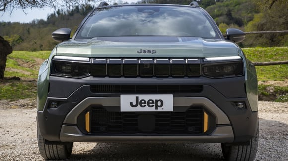 Le haut de la calandre du Jeep Avenger est désormais éclairé