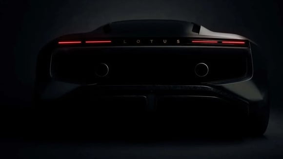 Teaser arrière de la future supercar Lotus avec sorties d’échappement centrales au-dessus du diffuseur