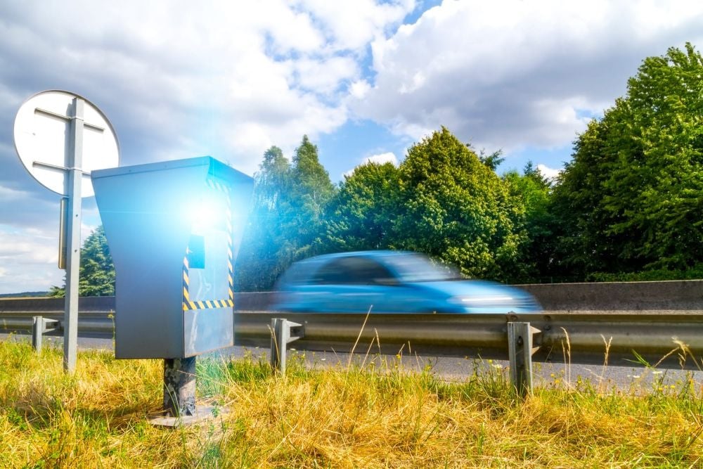 Radars : vitesse réelle, vitesse retenue et marge technique… le guide simple pour éviter le flash