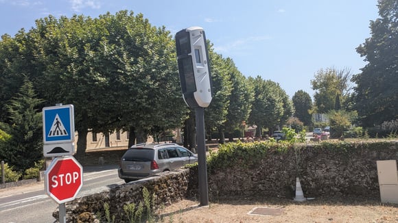 Un radar tourelle installé en hauteur