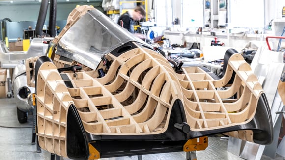 Des éléments de carrosserie formés à la main pour la Lucca