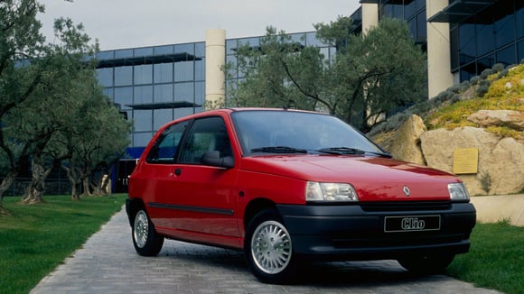 La Renault Clio garde la même appellation depuis 1990, un atout majeur en occasion face à la Peugeot 208
