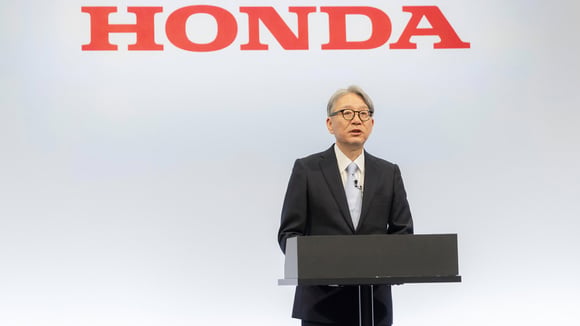Toshihiro Mibe lors d’une conférence sur les résultats financiers de Honda