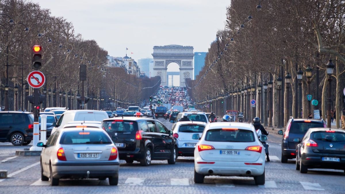 Paris passe à l’offensive contre les violences motorisées : piétons, vélos et transports en première ligne