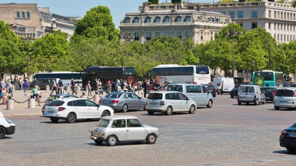 Bus touristiques à Paris : une circulation jugée trop envahissante
